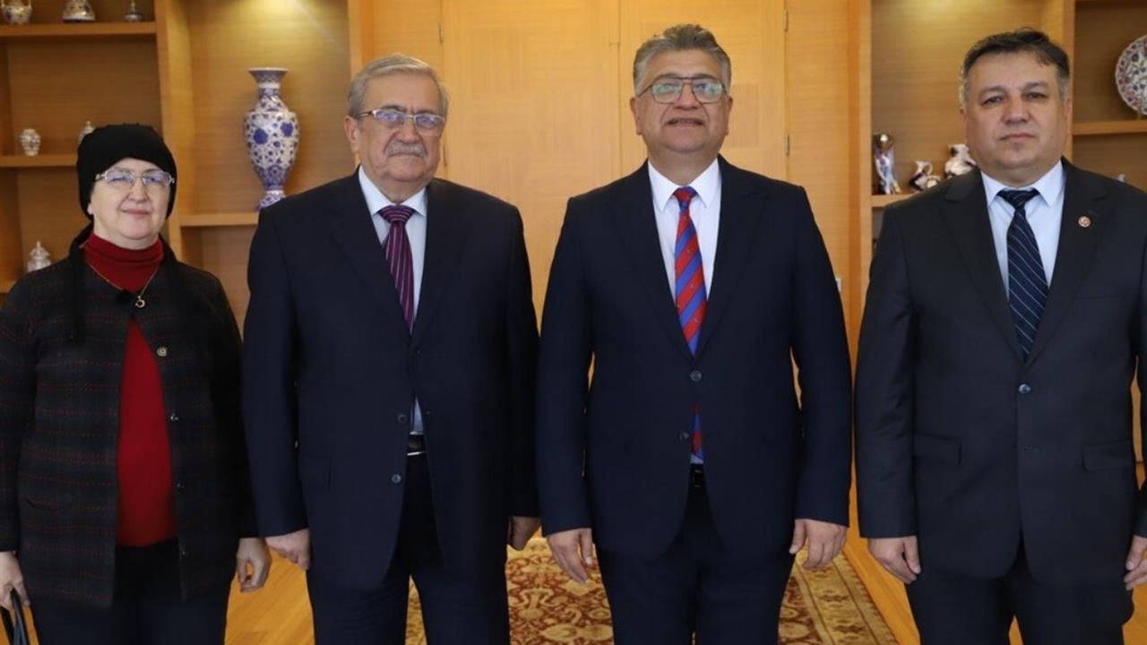 Kütahya Tavşanlı'da Emekli Müdür Ahmet Urfalı, Eserlerini Rektör Kızıltoprak'a Takdim Etti