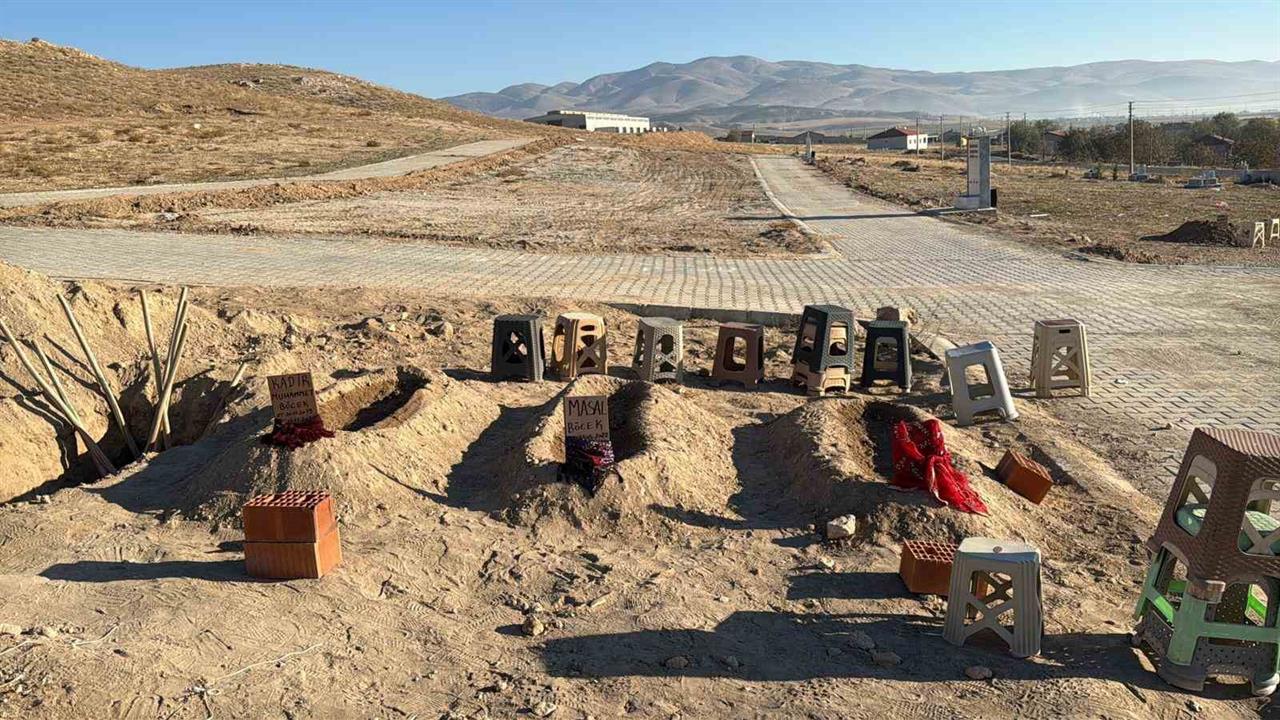 Afyonkarahisar'da Zehirlenme Nedeniyle Hayatını Kaybeden Anne ve İki Çocuğu Yan Yana Defnedildi