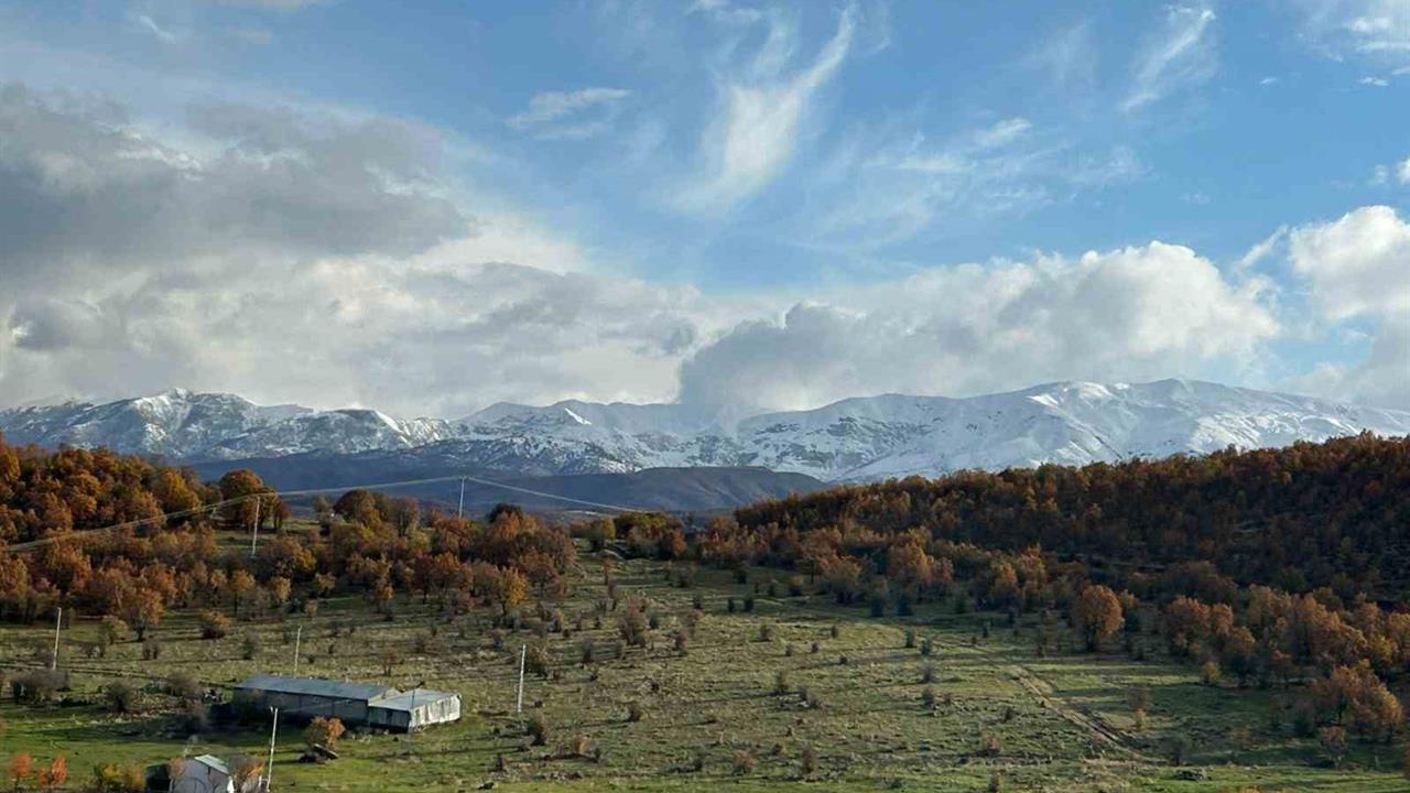 Bingöl'de Karla Kaplı Dağlar ve Sonbahar Renkleri Görüntü Oluşturdu