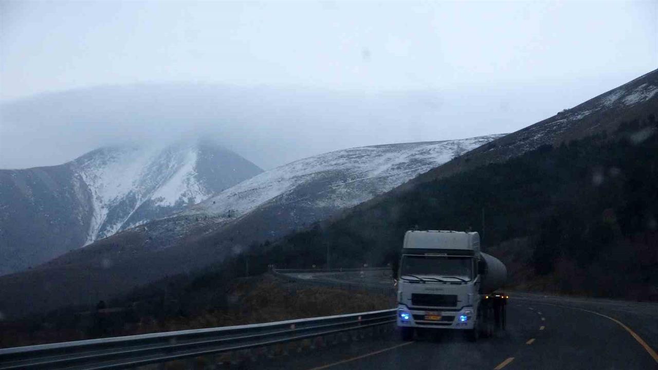 Ardahan Merkez ve Yüksek Kesimlerinde Kar Yağışı Etkili Oluyor