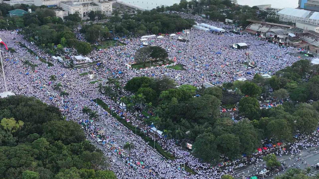 Manila'da Yolsuzluk İddiaları Üzerine 650 Bin Kişi Sokaklara Döküldü
