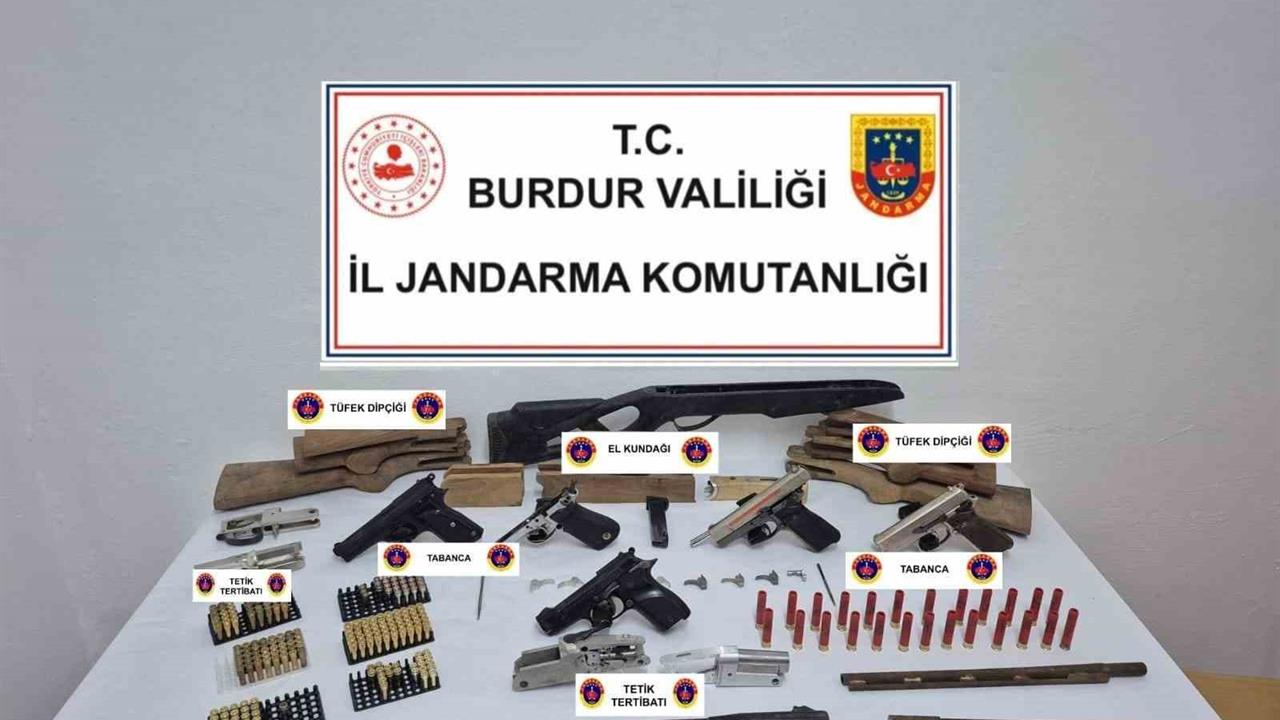 Burdur Merkez'de Jandarma Ekiplerinin Düzenlediği Kaçakçılık Operasyonunda Silah ve Tarihi Eserler Ele Geçirildi