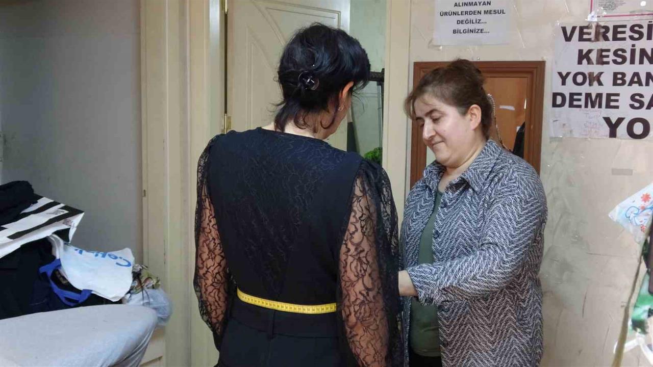 Gaziantep'te Kadın Terzi Nuray Elçi, Kızlarının Eğitimine Katkı Sağlıyor