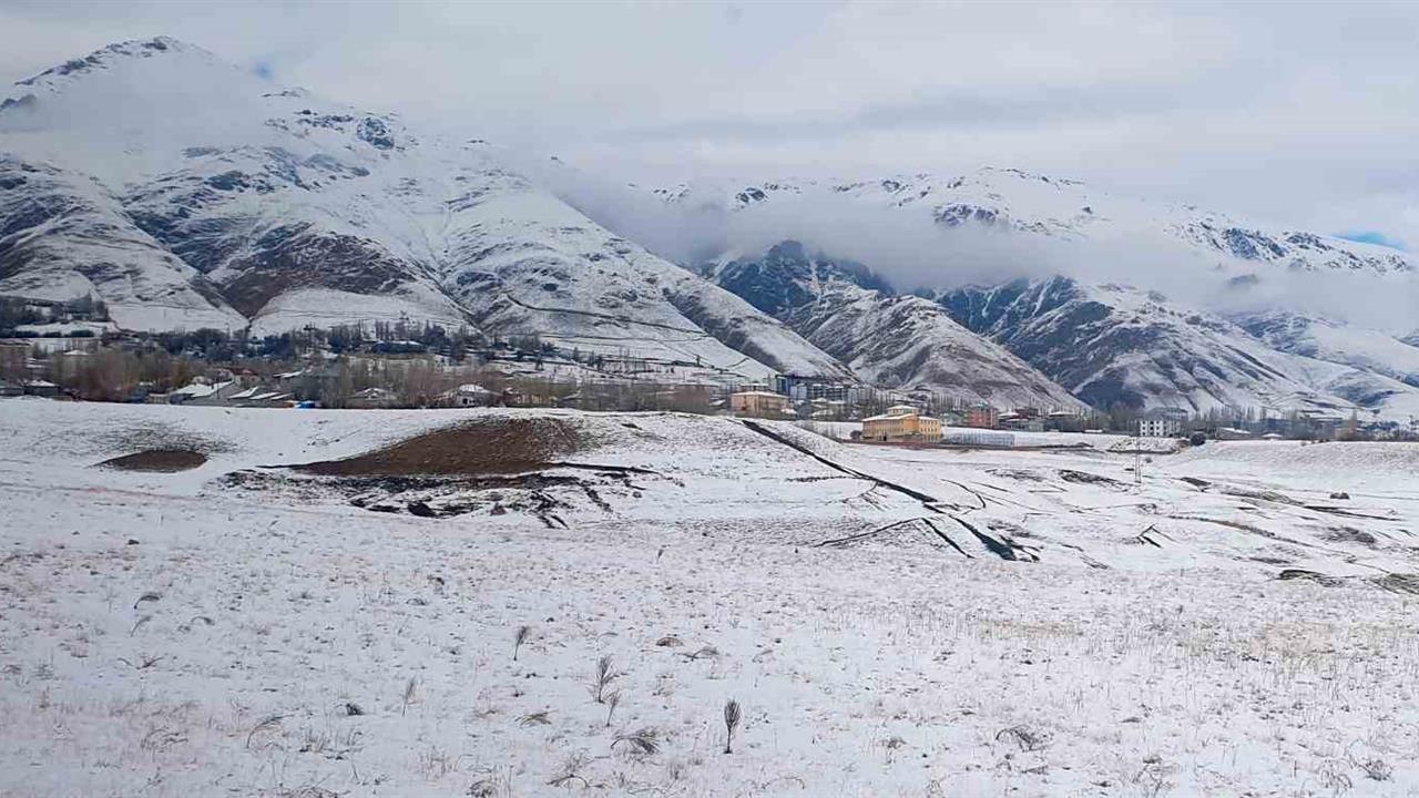 Van Başkale'de Etkili Kar Yağışı Hayatı Zorlaştırdı