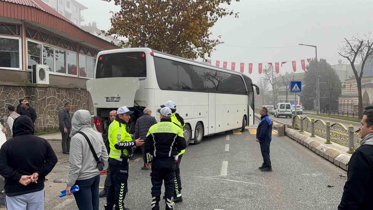 Edirne'de Ters Yöne Giren Tur Otobüsü Bariyerlere Çarptı