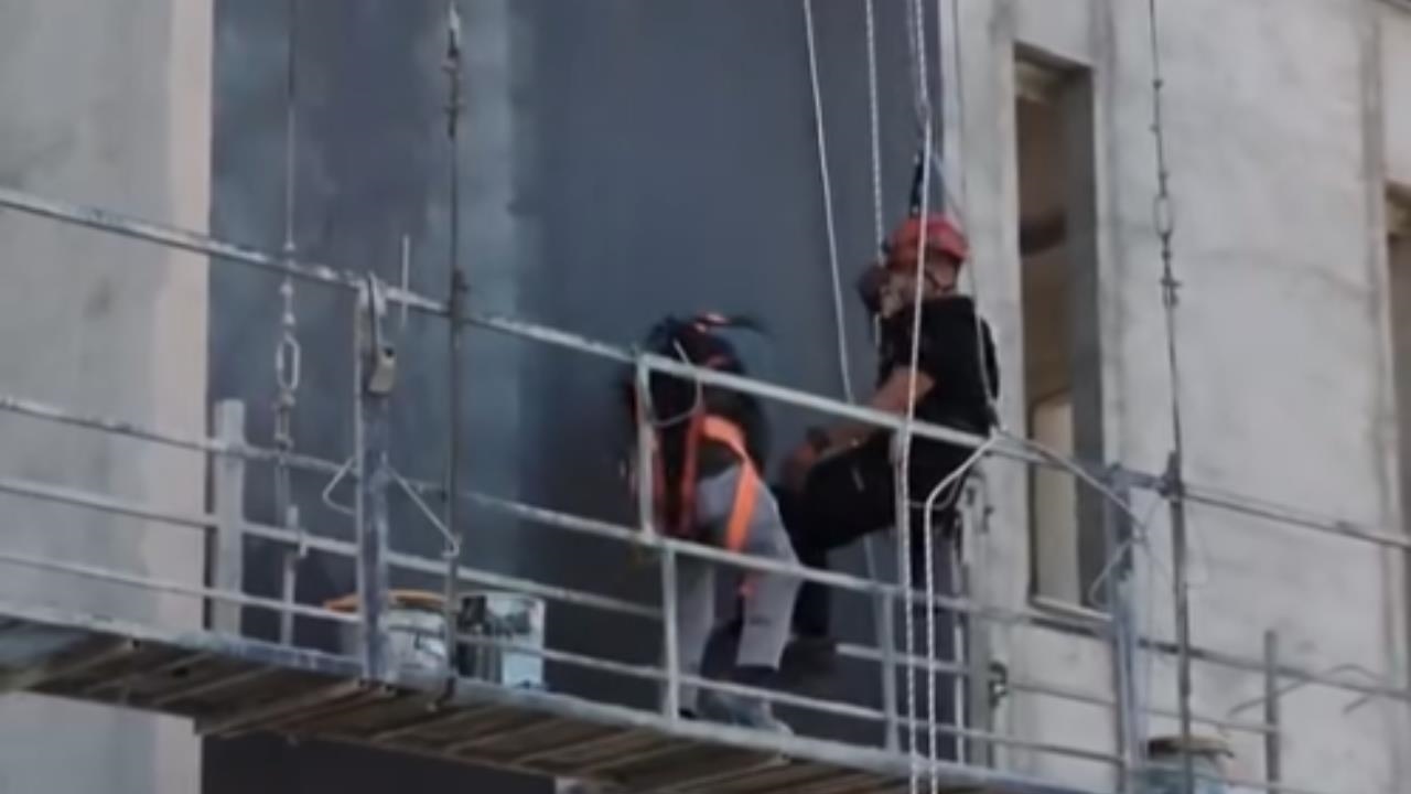 Mezitli’de Elektrik Kesildi, İşçi Binada Asılı Kaldı: İtfaiye İskeleden İşçiyi İple Kurtardı!