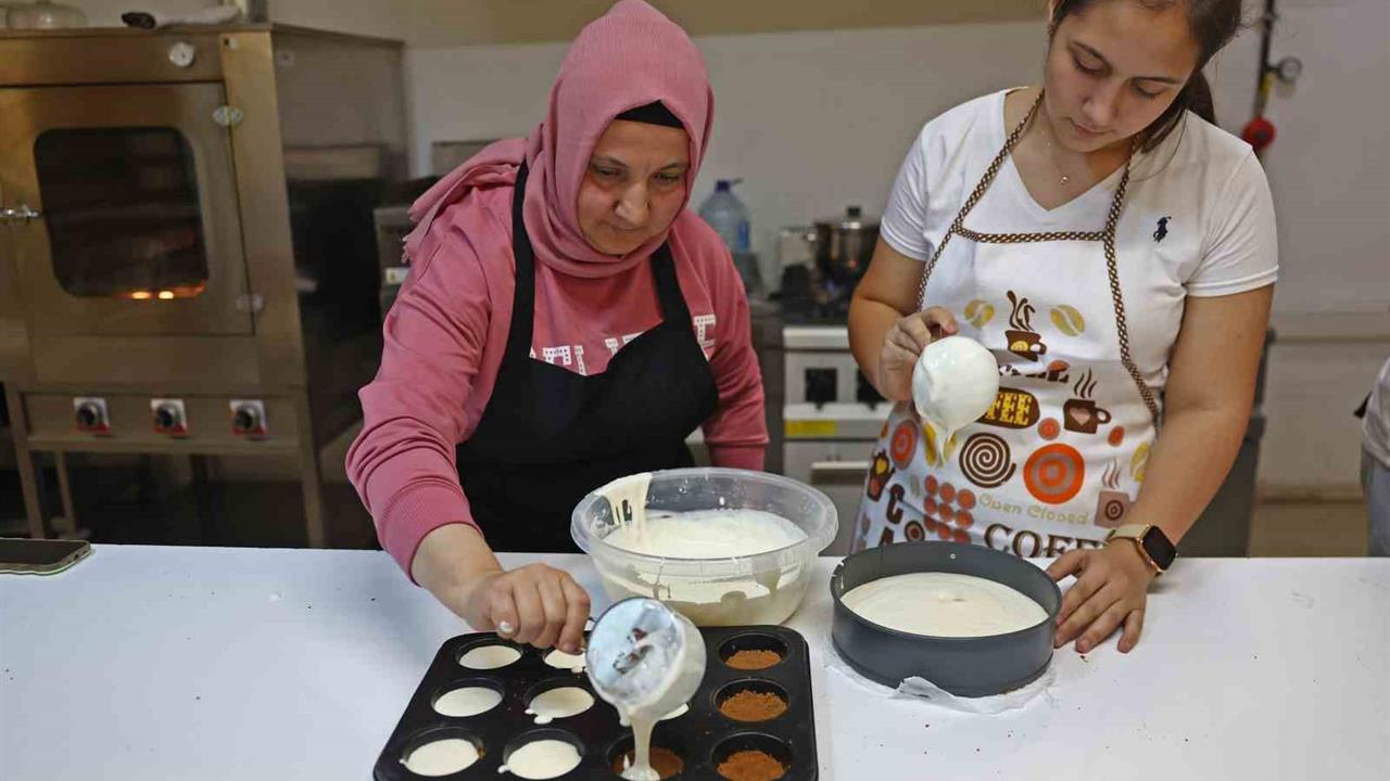 Antalya'da ATASEM'de İstihdam ve Hobi Amaçlı Kurslar Açıldı