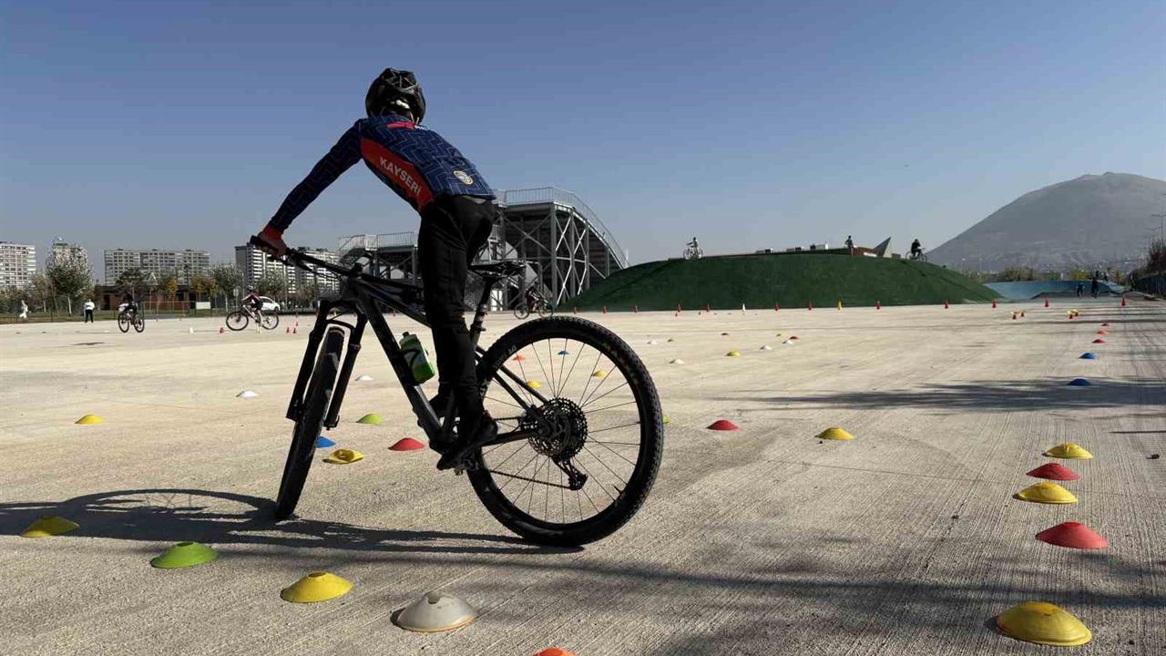Kayseri'de Açılan BMX Spor Okulu ile Gençlere Adrenalin Dolu Deneyim