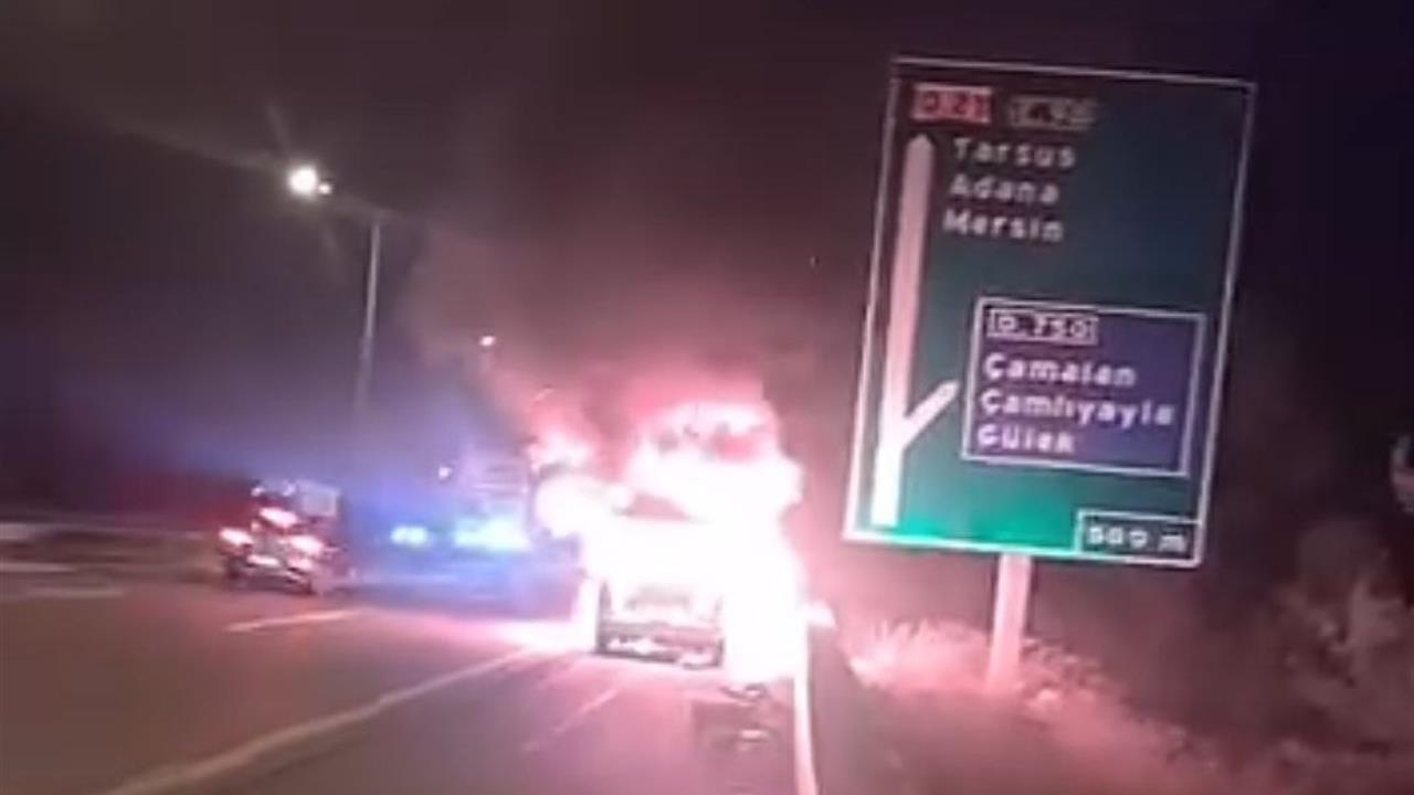 Adana'da Otoyolda Yanan Araç Kullanılamaz Hale Geldi