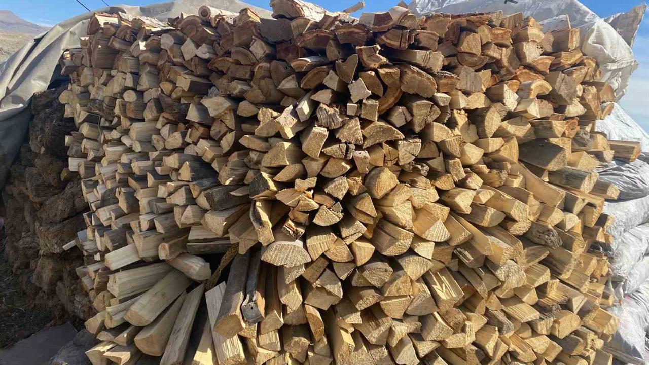 Patnos Ağrı'da Kış Hazırlıkları Nedeniyle Odun İstifleme Çalışmaları Hızlandı