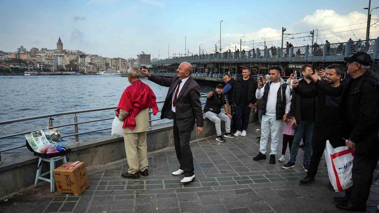 İstanbul'da 70 Yaşındaki Sadık Çelikten, Bedava Tıraş Yapıyor