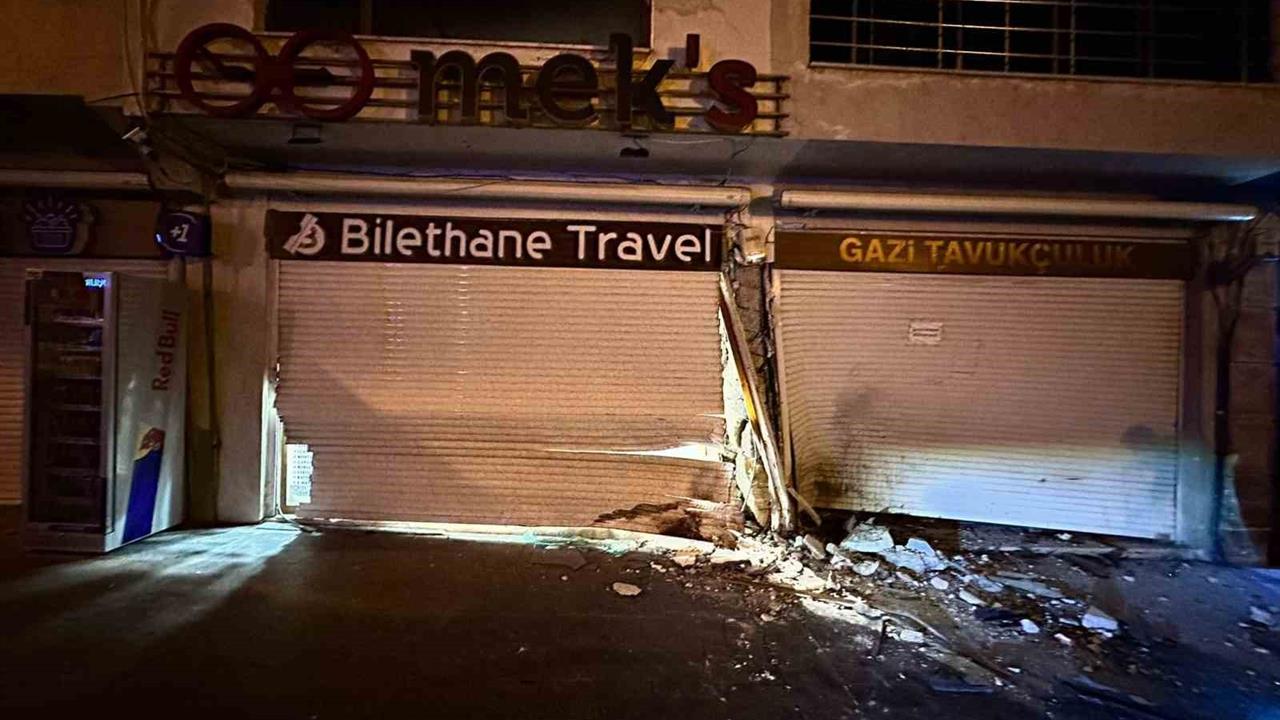 Mardin Artuklu'da Kontrolden Çıkan Otomobil İş Yerinin Kepengine Çarptı