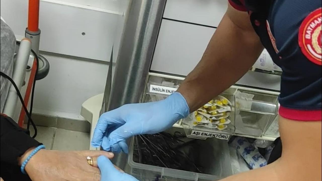 Batman'da Yüzüğü Parmak Sıkışan Kadına Sağlık ve İtfaiye Ekipleri Yardım Etti