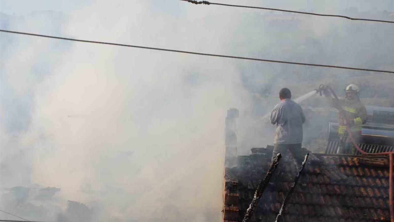 Manisa Demirci'de Yangında Bir Ev Kullanılamaz Hale Geldi