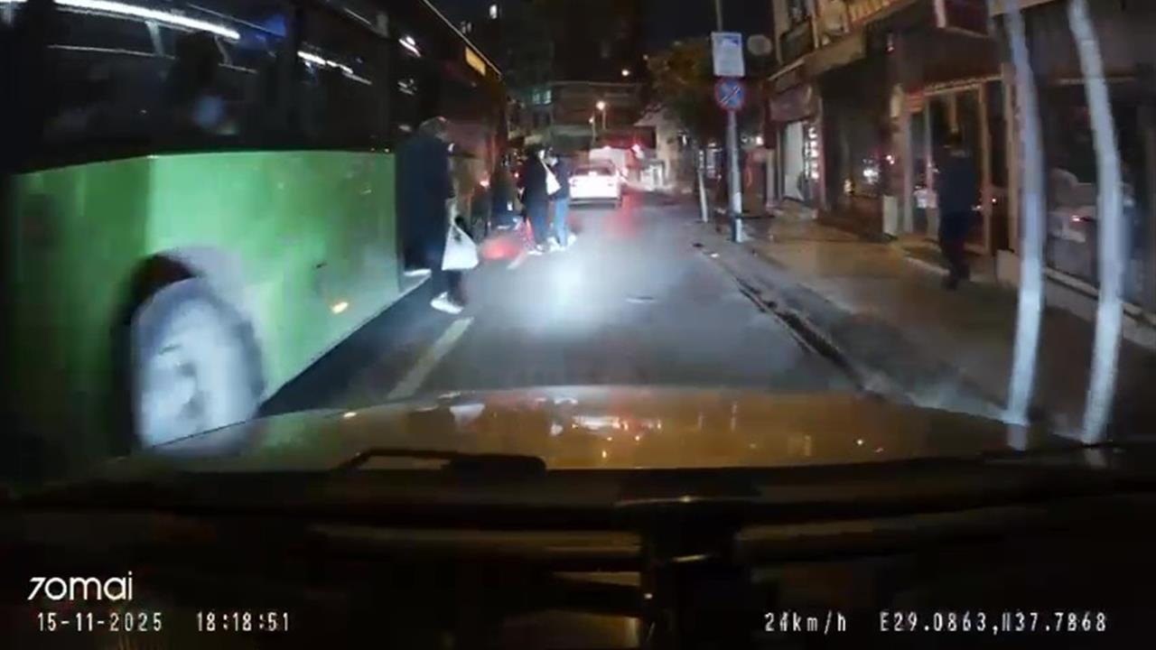 Denizli Merkezefendi'de Halk Otobüsü Durağa Yanaşmadan Yolcu İndirdi