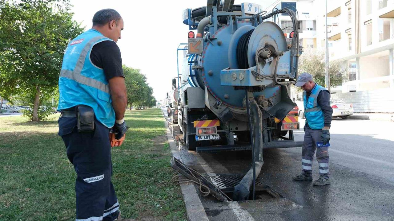 Kepez'de Yağmur Suyu Hatlarının Temizliği Devam Ediyor