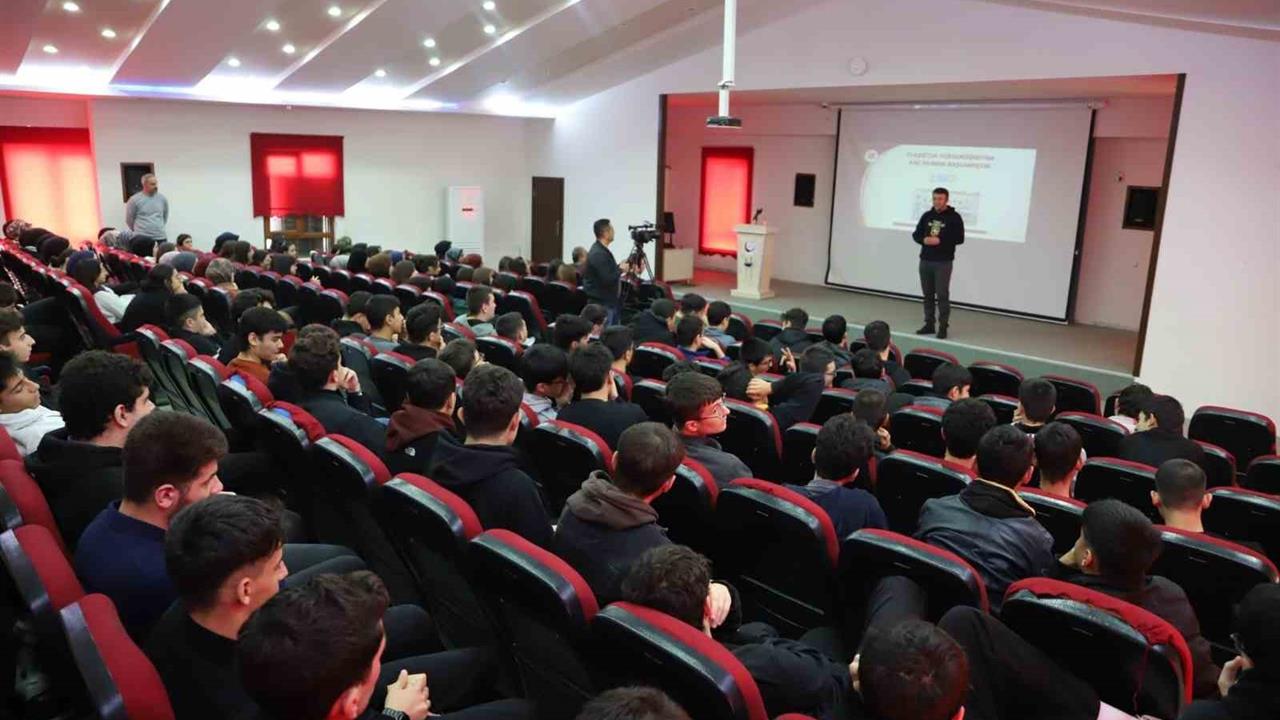 Elazığ'daki Liselerde Eş Zamanlı Fırat Üniversitesi Tanıtımı Yapıldı