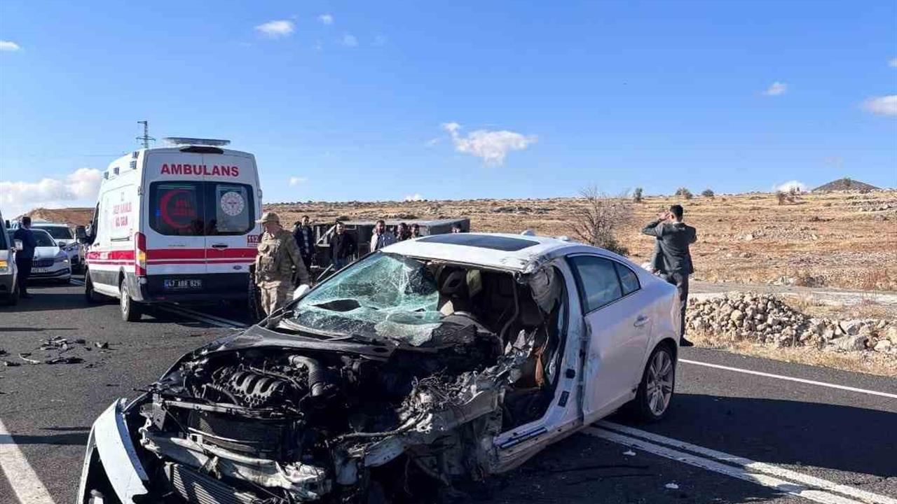Mardin Midyat'ta Otomobil ve Kamyonet Çarpıştı: 2 Yaralı