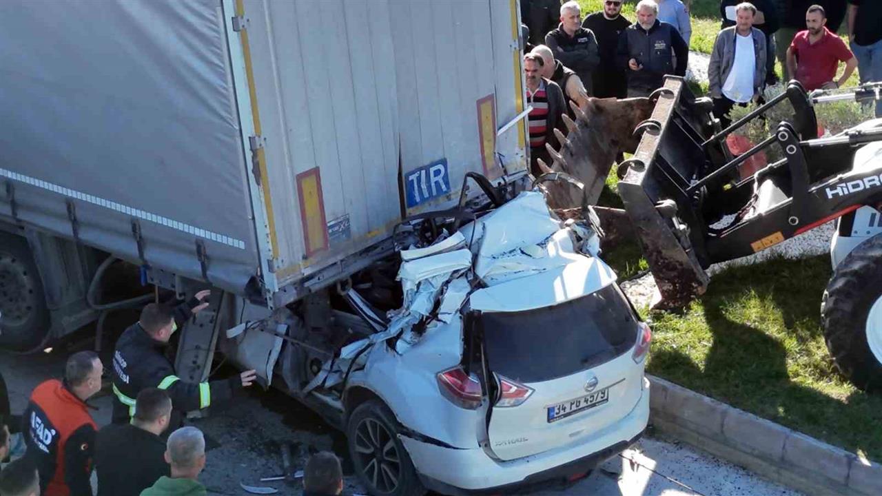 Sinop'ta Tırın Altına Giren Otomobildeki Öğretmen Hayatını Kaybetti