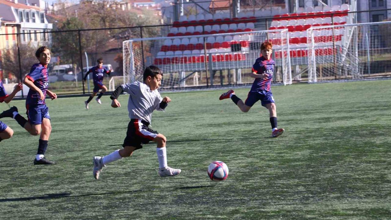 Eskişehir'de Okul Sporları Yıldız Erkek Futbol Müsabakaları Heyecanla Sürüyor