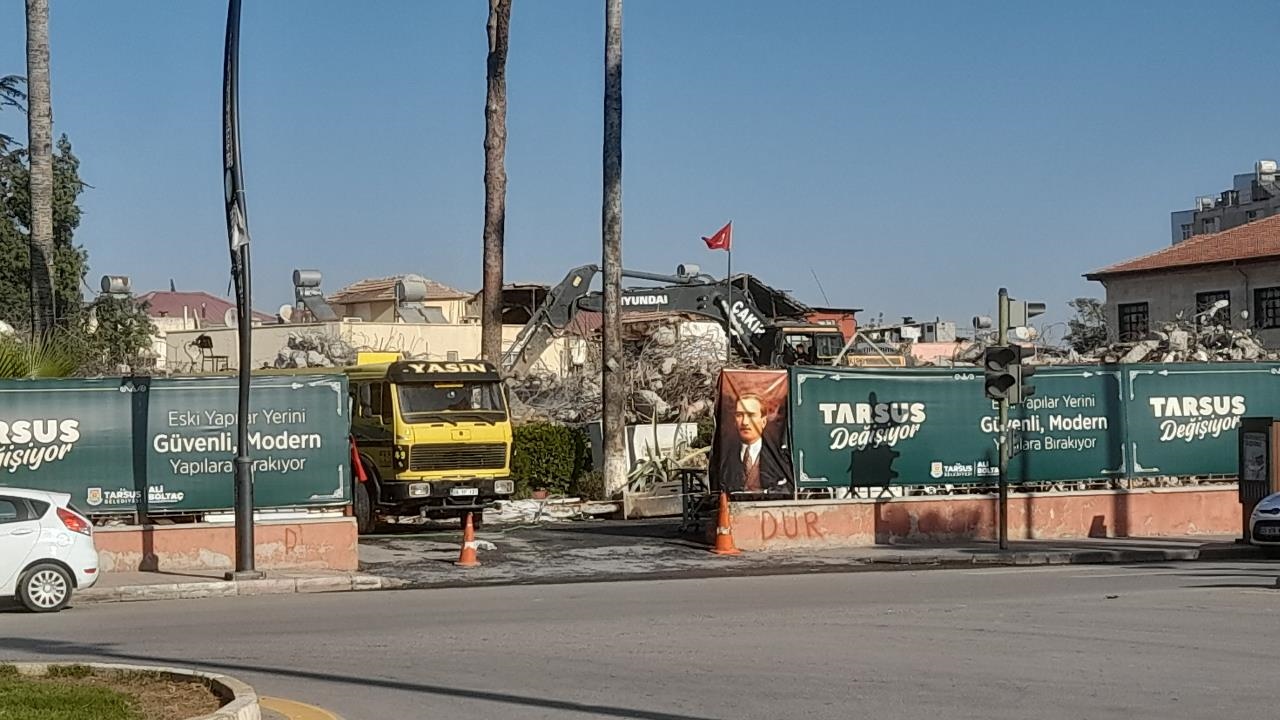 Tarsus Eski Hükümet Konağı'nın Yıkımı Tamamlandı