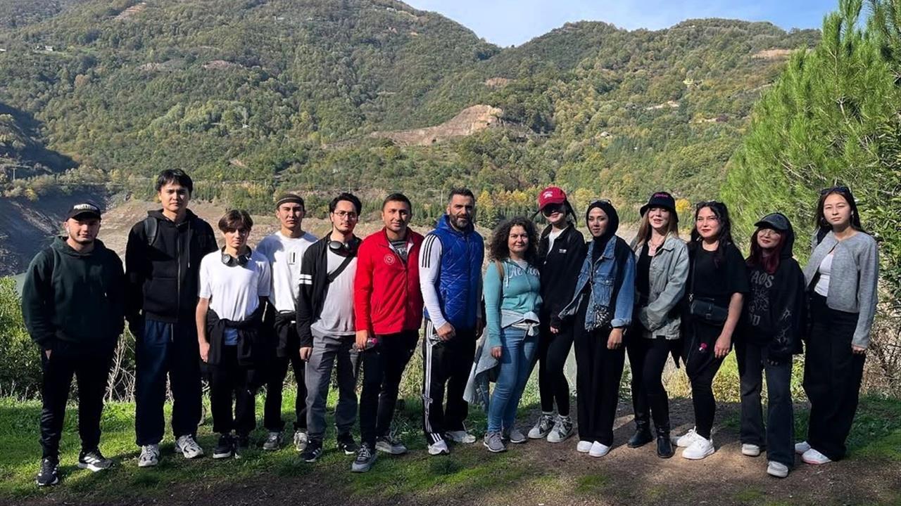 Sakarya'da SUBÜ Öğrencileri Yuvacık Barajı'nda Doğa Yürüyüşü Düzenledi