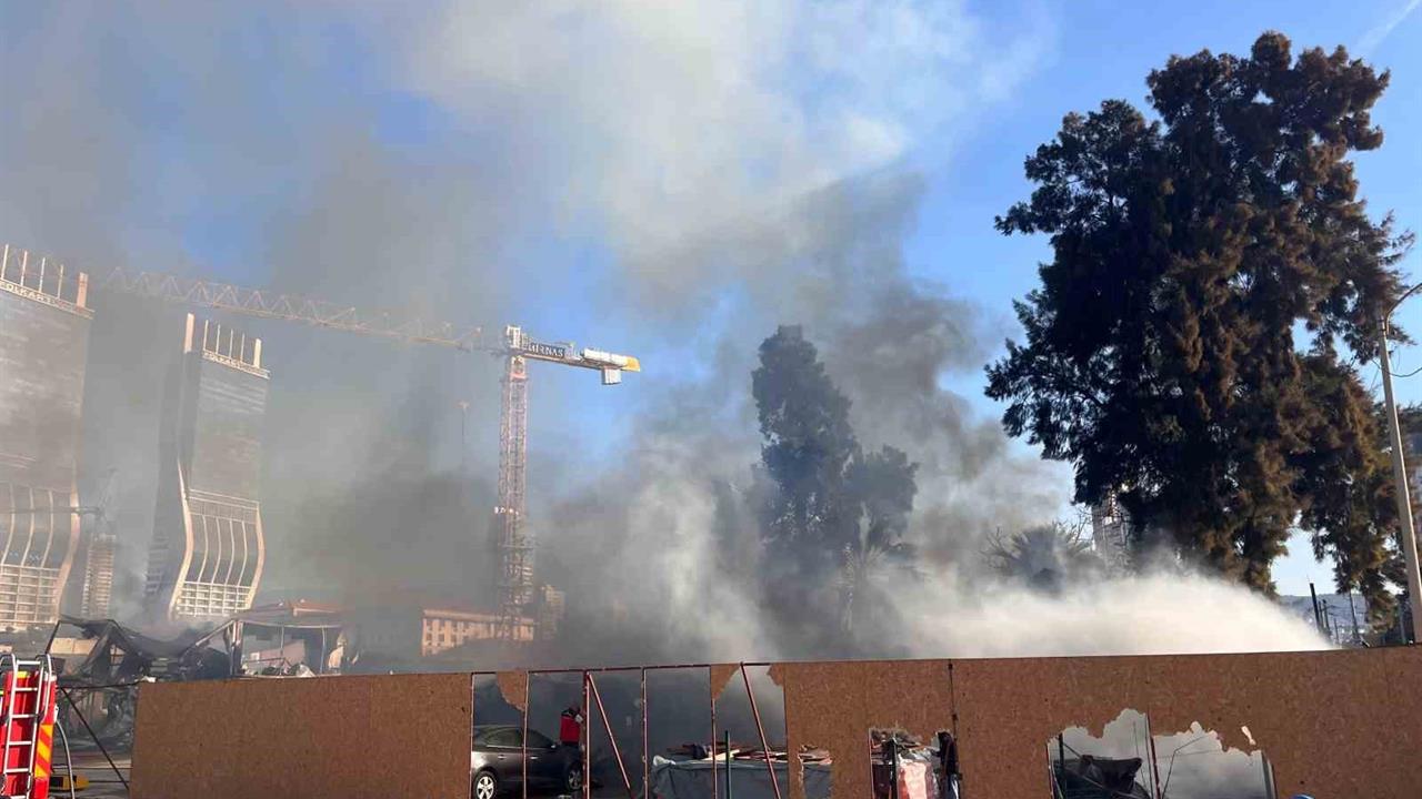 İzmir Bayraklı'da Şantiyede Çıkan Yangında İtfaiye Çalışmaları Devam Ediyor