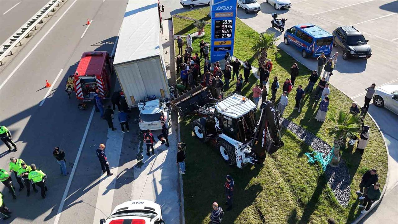Sinop'ta Park Halindeki Tıra Çarpan Otomobilin Sürücüsü Hayatını Kaybetti