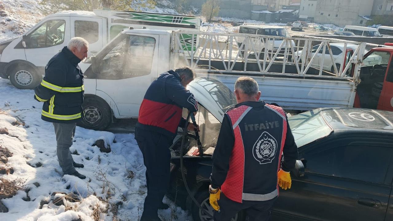 Hakkari Yüksekova'da Seyir Halindeki Otomobilin Motoru Yandı