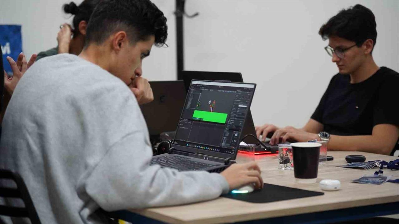 Esenler'de Filistin Temalı Oyun Geliştirme Kampında Genç Yazılımcılar Projelerini Sunarak Farkındalık Yaratmaya Çalıştı