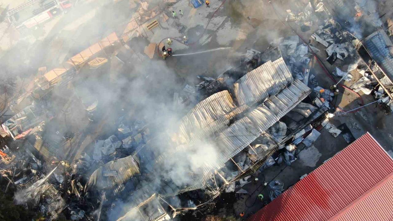 İzmir Bayraklı'da İnşaat Şantiyesinde Yangın Çıktı: 5 Konteyner ve 2 Araç Kül Oldu