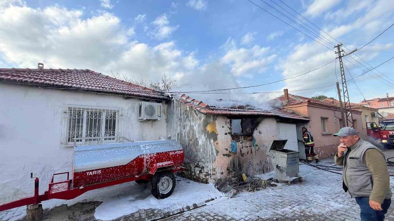 Balıkesir Ayvalık'ta Depoda Çıkan Yangın İtfaiye Ekipleri Tarafından Kontrol Altına Alındı