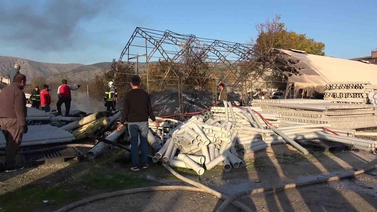 Amasya'da Plastik Malzeme Dolu Depoda Yangın Çıktı, Dumanlar Yükseldi