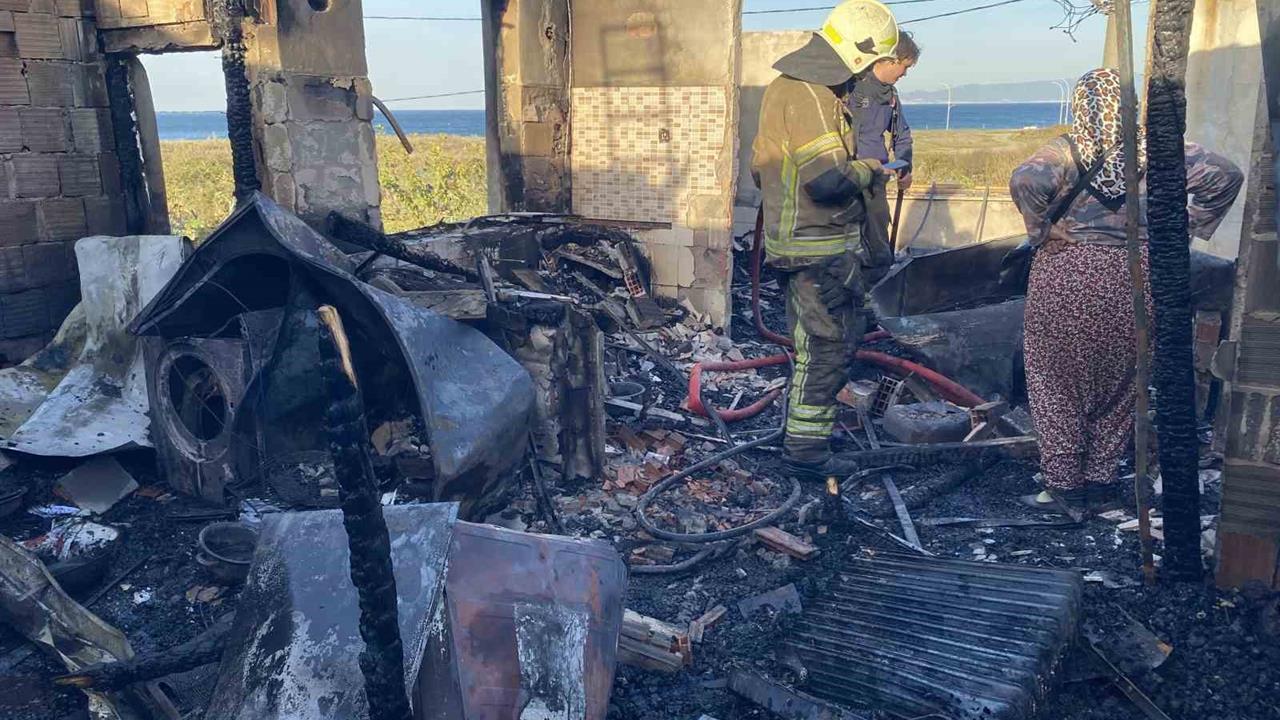 Bursa Mudanya'da Çıkan Yangında Bir Ev Küle Döndü