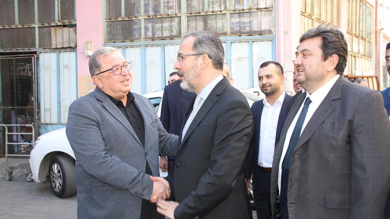 Eski Bakan Mehmet Muharrem Kasapoğlu, Manisa'nın Kula ilçesindeki Esnaf ve Sanatkârlar Odası'nı ziyaret etti ve esnafın önemine vurgu yaptı.