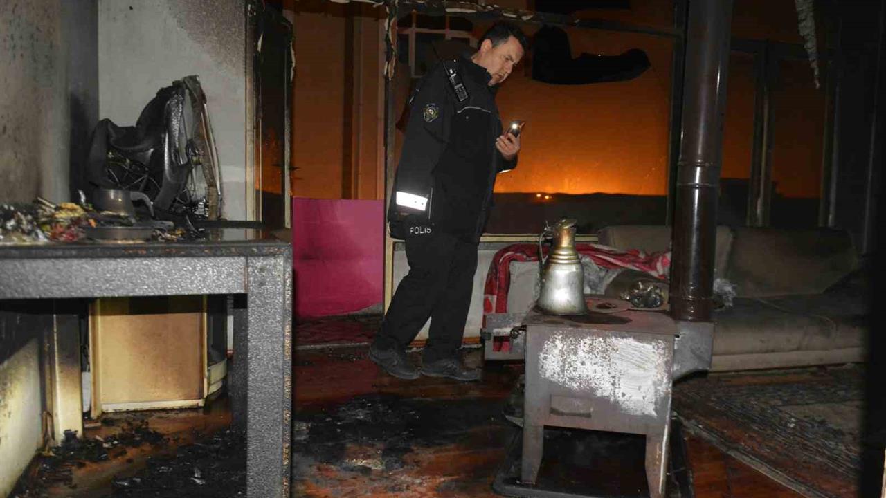 Ordu Ünye'de Sobadan Çıkan Yangında Anne ve Oğlu Yaralandı