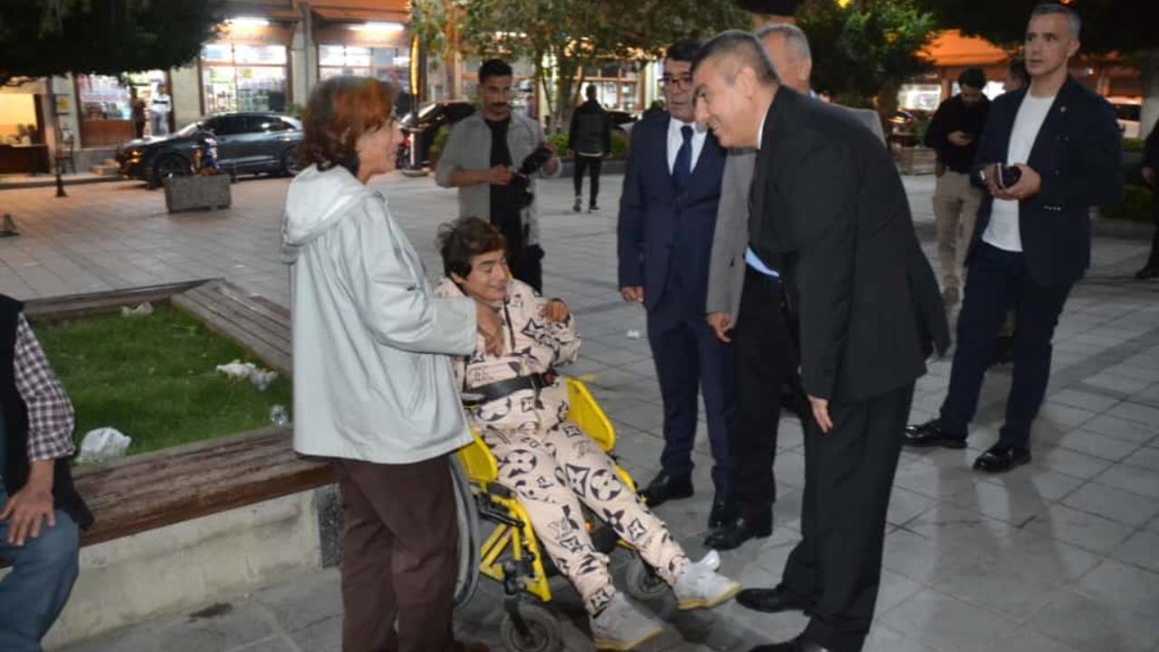 Tarsus’ta Huzur Operasyonuna Vali Toros da Katıldı: Vali Toros Minibüse Bindi, Vatandaşla Sohbet Etti Hem Denetledi Hem Halkla İç İçe Oldu