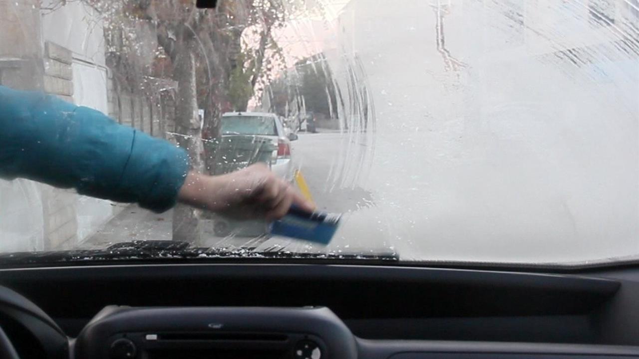 Erzincan'da Soğuk Hava Sonrası Araç Camları Buz Tuttu