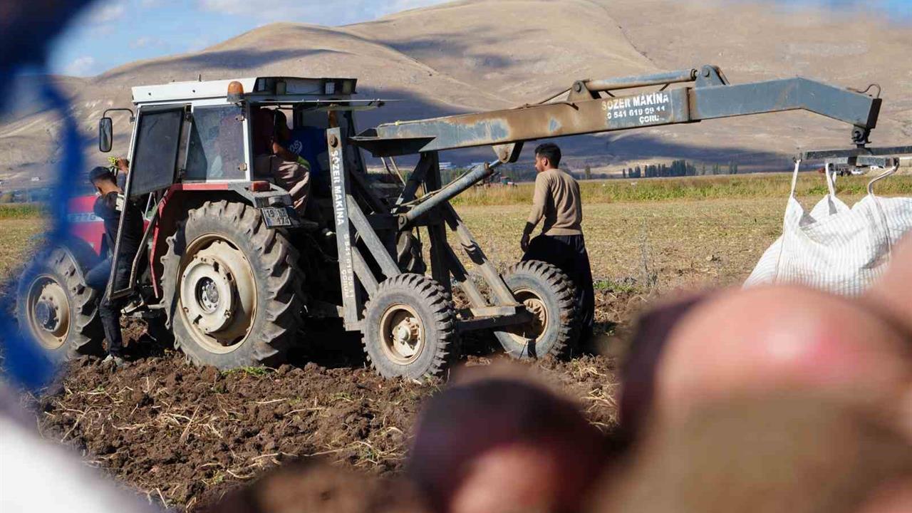 Bayburt Çayıryolu'nda Patates Hasadında İranlı İşçiler Çalışıyor
