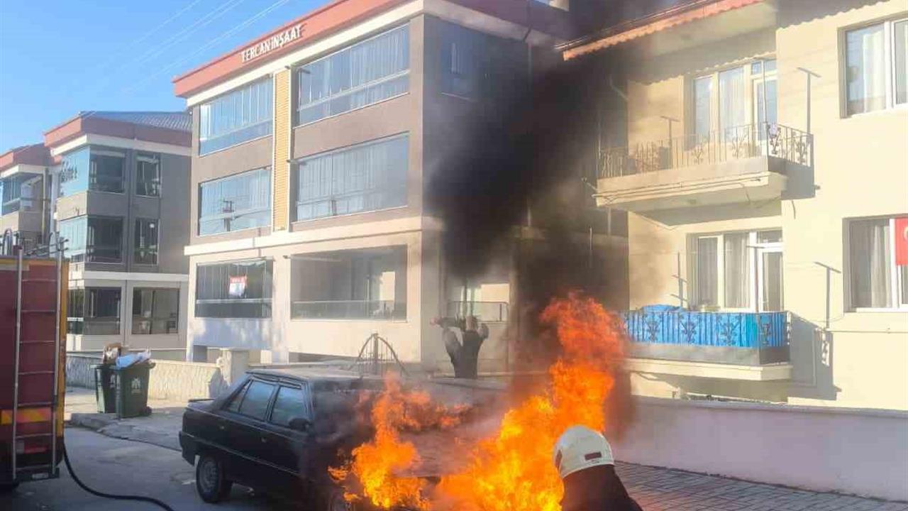 Erzincan Merkez'de Park Halindeki Araçta Yangın Çıktı, İtfaiye Müdahale Etti