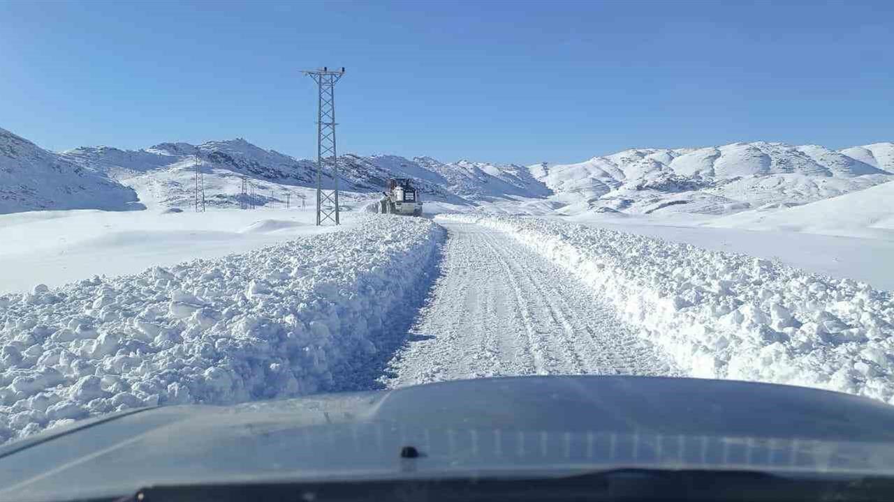 Şırnak Beytüşşebap’ta Kar Kalınlığı 1 Metreyi Aştı, Ekipler Çalışmalarını Sürdürüyor
