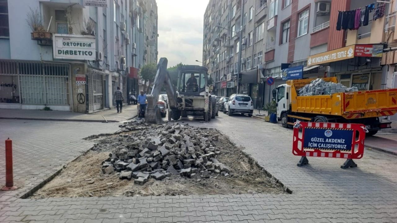 Akdeniz’in Tüm Mahallelerinde Kaldırım ve Altyapı Atağı: Bahçe’den Kulak’a, Tırmıl’dan Şevket Sümer’e…