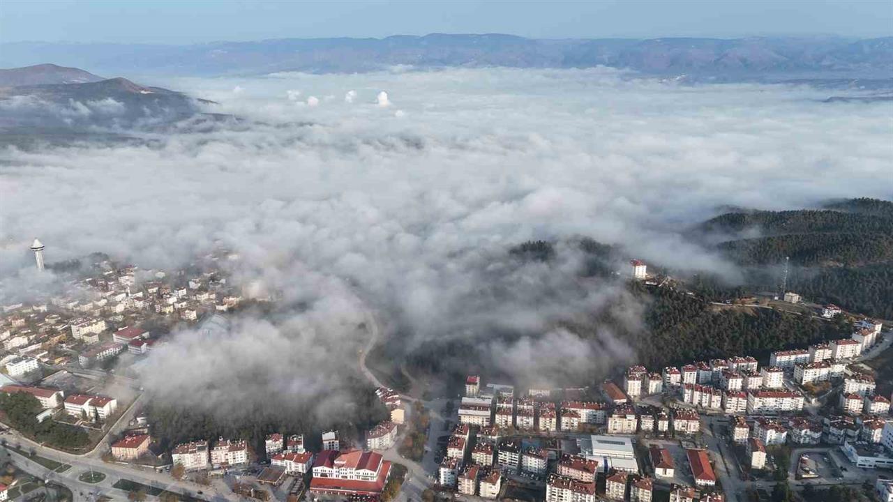 Sinop Boyabat'ta Sabah Saatlerinde Görülen Yoğun Sis, Manzarayı Değiştirdi