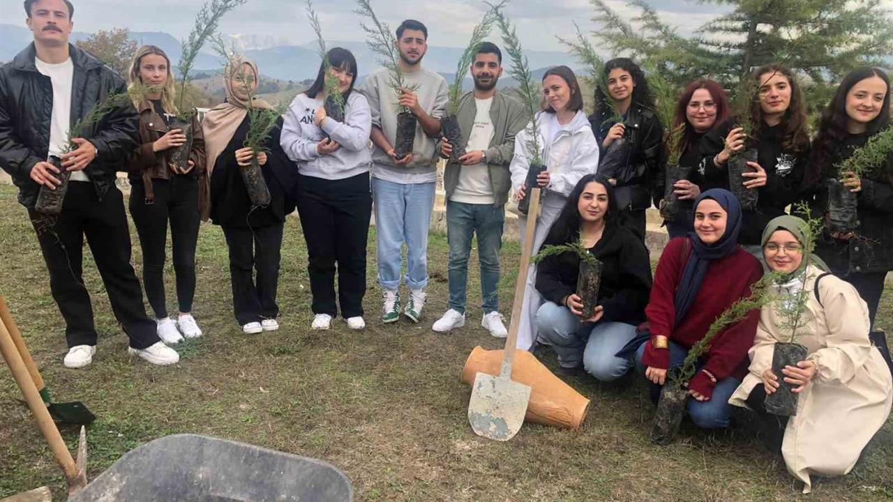 Bilecik Şeyh Edebali Üniversitesi Söğüt MYO'da Fidan Dikimi ile Çevre Bilinci Artırıldı