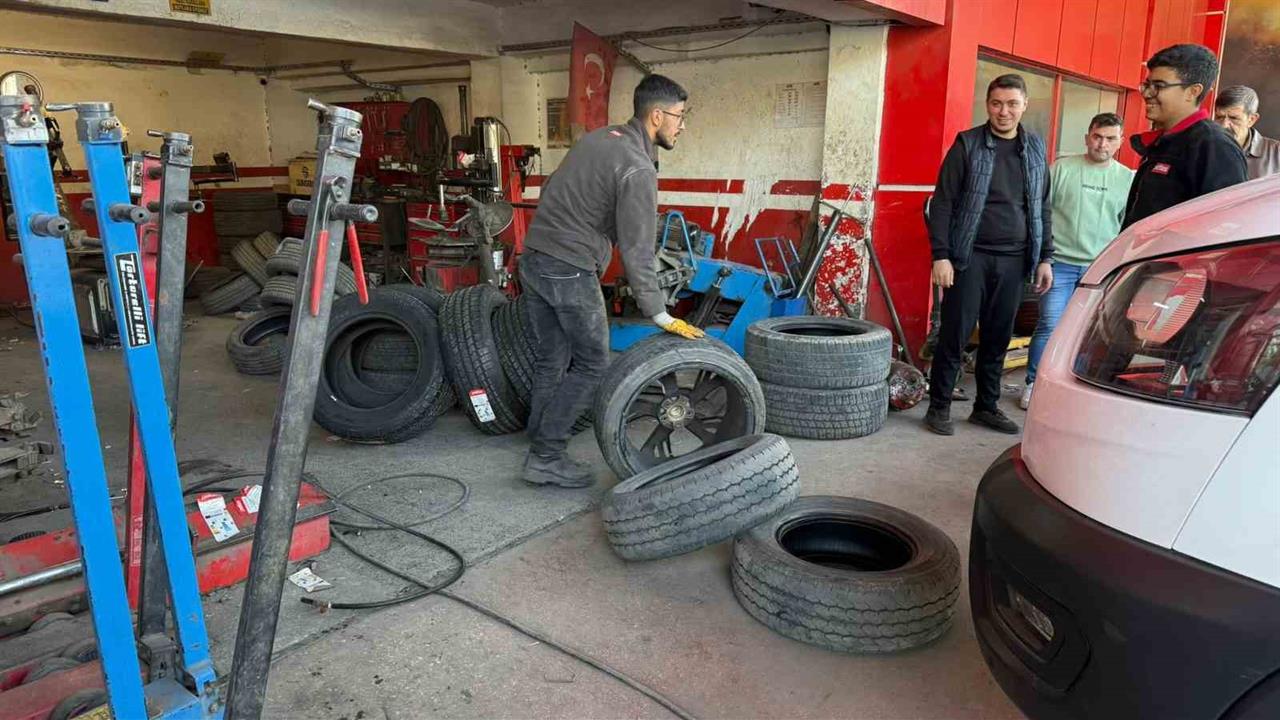 Gaziantep'te Lastikçilerde Kış Lastiği Değişimi İçin Yoğun Talep Var