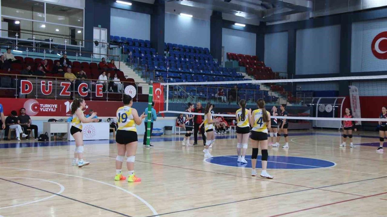 Düzce'de Bahçeşehir Spor Kompleksi'nde Voleybol Müsabakaları Başladı