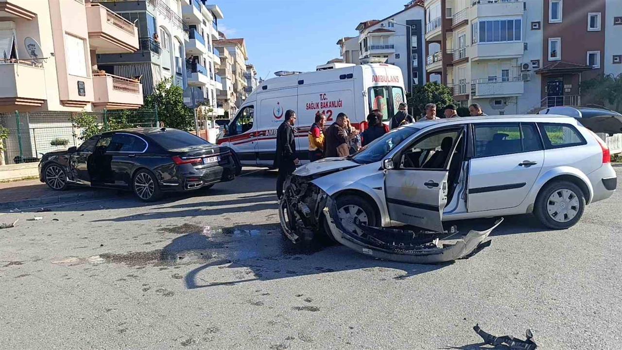 Antalya Manavgat'ta Sağlık Müdürlüğü Aracı ile Otomobil Çarpıştı, 2 Yaralı