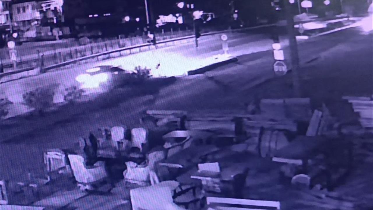 Antalya Manavgat'ta Seyir Halindeki Otomobil, Hafif Ticari Araca Çarptı