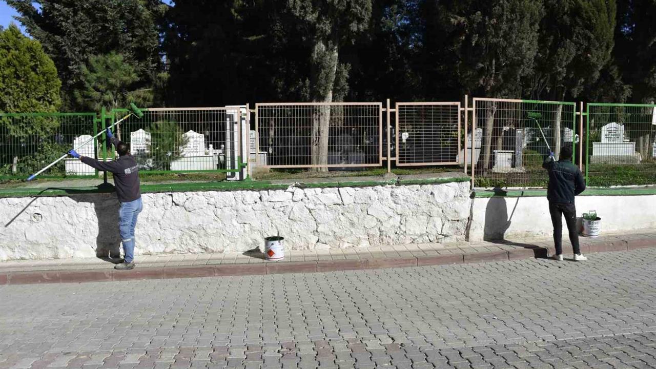 Karacabey'de Mezarlıklara Yönelik Temizlik ve Bakım Faaliyetleri Devam Ediyor