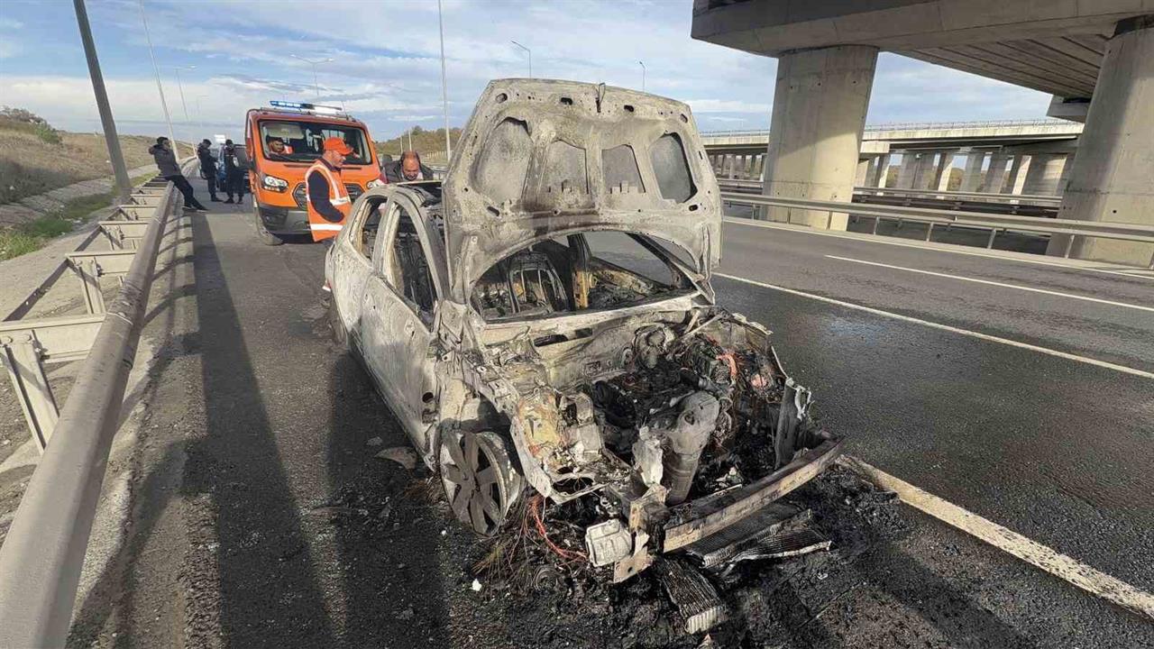 İstanbul Tayakadın'da Meydana Gelen Araç Yangınında Bir Şerit Kapatıldı